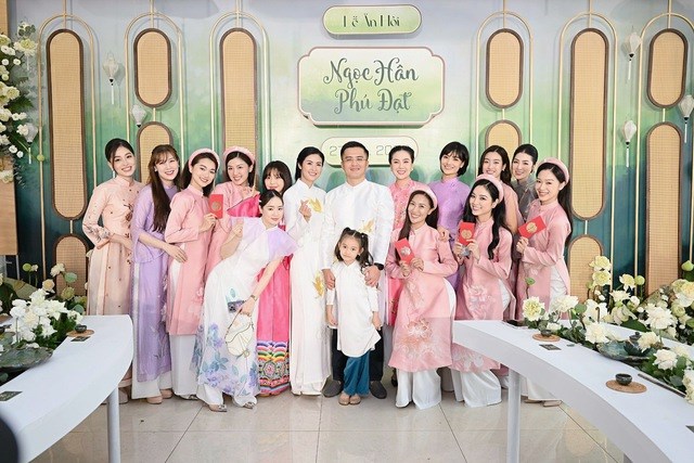 Hoa hậu Ngọc Hân diện áo dài nền nã, sánh đôi cùng chồng sắp cưới trong lễ ăn hỏi tại Hà Nội - Ảnh 5