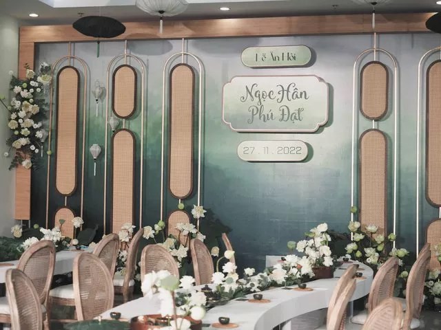 Hoa hậu Ngọc Hân diện áo dài nền nã, sánh đôi cùng chồng sắp cưới trong lễ ăn hỏi tại Hà Nội - Ảnh 8