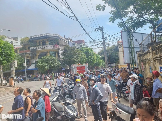 Hà Nam: Cứu đám cháy lớn ở cửa hàng thời trang khiến 5 người bị mắc kẹt, 1 người thương bỏng nặng - Ảnh 4