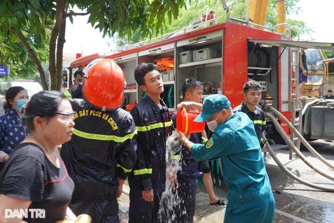 Hà Nam: Cứu đám cháy lớn ở cửa hàng thời trang khiến 5 người bị mắc kẹt, 1 người thương bỏng nặng - Ảnh 5