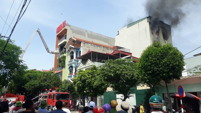 Hà Nam: Cứu đám cháy lớn ở cửa hàng thời trang khiến 5 người bị mắc kẹt, 1 người thương bỏng nặng - Ảnh 3