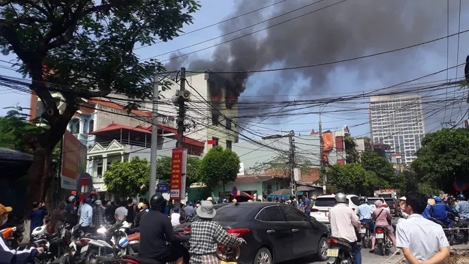 Hà Nam: Cứu đám cháy lớn ở cửa hàng thời trang khiến 5 người bị mắc kẹt, 1 người thương bỏng nặng - Ảnh 1