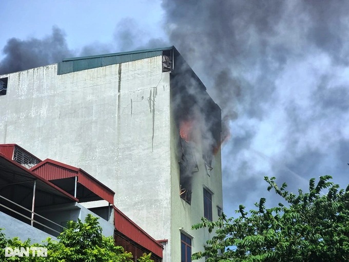 Hà Nam: Cứu đám cháy lớn ở cửa hàng thời trang khiến 5 người bị mắc kẹt, 1 người thương bỏng nặng - Ảnh 2