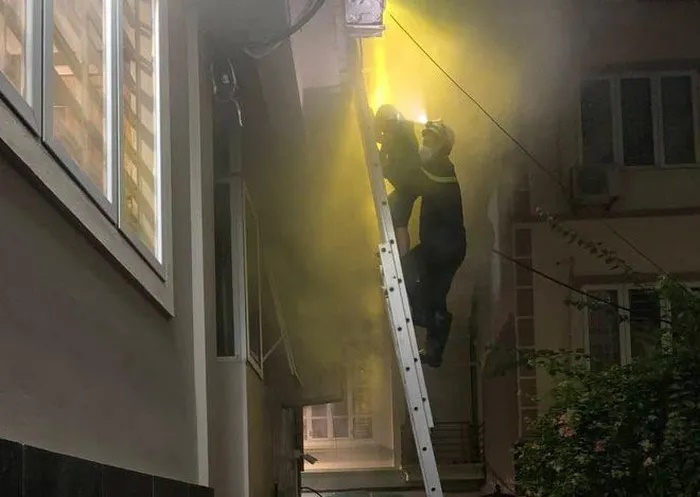 Giải cứu gia đình 4 người bị kẹt trong đám cháy lớn ở Hà Nội: Chủ nhà kể lại phút giây kinh hoàng - Ảnh 1