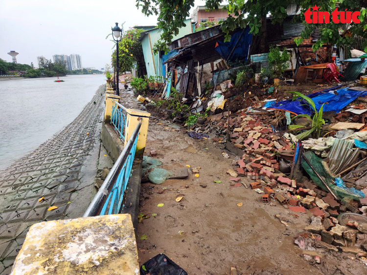 TP.HCM: Cận cảnh nhà nghiêng ngả, có nguy cơ sụp đổ ở khu vực sạt lở bờ kênh Thanh Đa - Ảnh 4