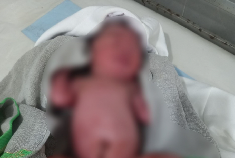 Xót xa bé trai sơ sinh bị bỏ rơi trong đêm ở Nam Định - Ảnh 2