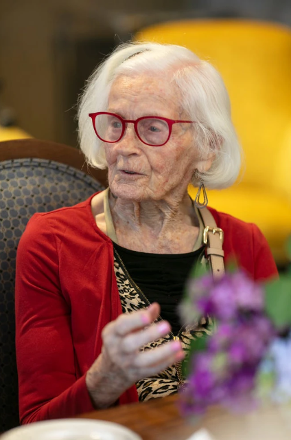 4 bí quyết sống thọ của cụ bà 102 tuổi, ở tuổi 86 vẫn chơi golf như 'dân chuyên' - Ảnh 1