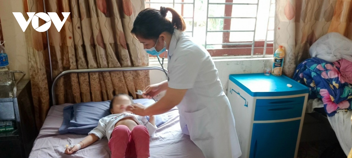 Lạng Sơn: Nhiều trẻ mầm non nhập viện cấp cứu sau khi ăn tại trường học - Ảnh 1