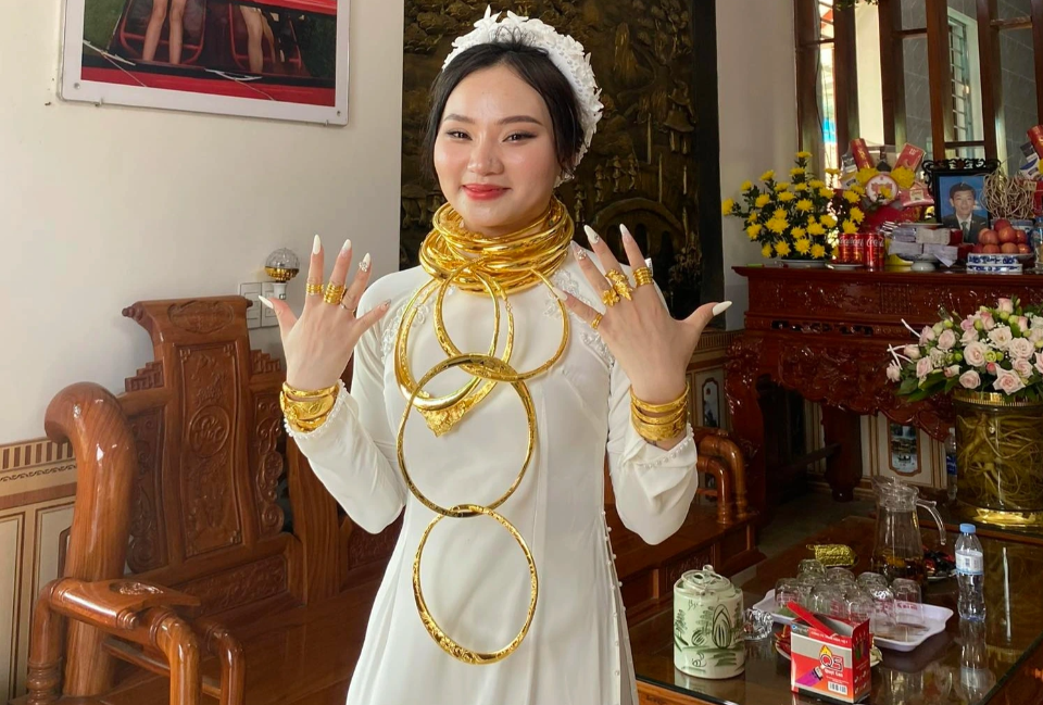 Choáng ngợp cô dâu ở Thanh Hoá đeo vàng trĩu cổ, nhận 5 tỉ đồng quà hồi môn trong lễ nạp tài - Ảnh 2