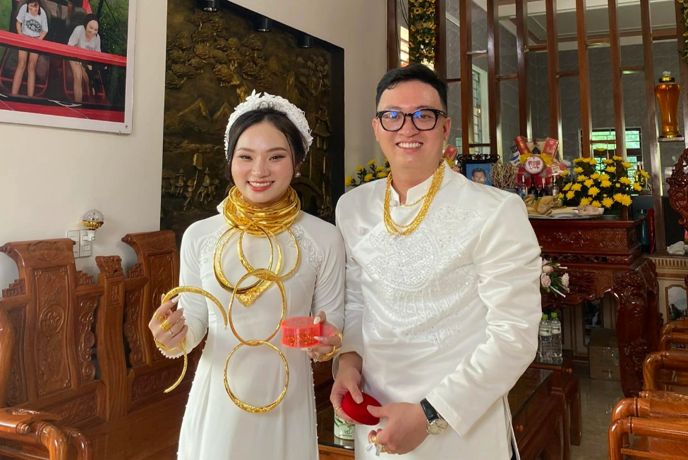 Choáng ngợp cô dâu ở Thanh Hoá đeo vàng trĩu cổ, nhận 5 tỉ đồng quà hồi môn trong lễ nạp tài - Ảnh 1