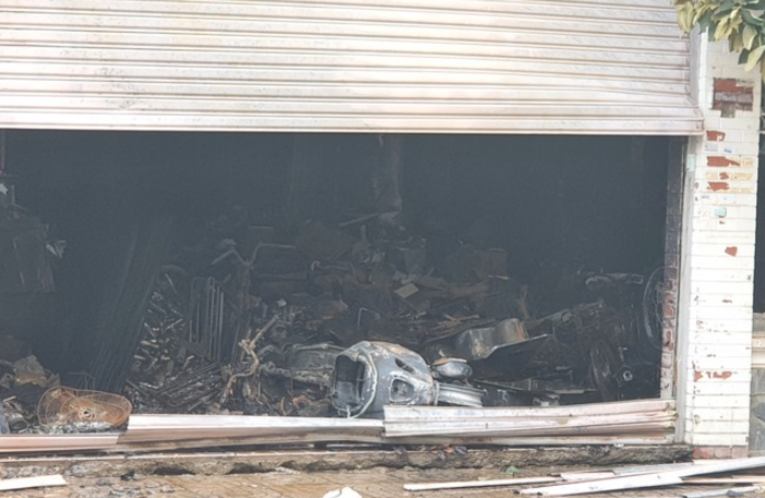 Hiện trường vụ cháy nhà lúc nửa đêm ở TP.HCM khiến 1 người tử vong, 2 người bị bỏng - Ảnh 3