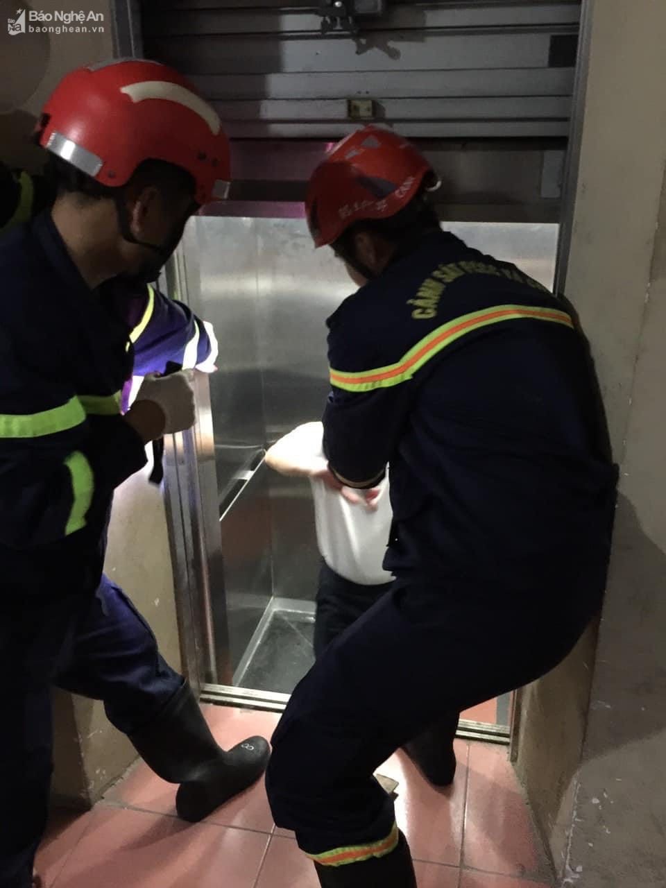 Lại tiếp tục ghi nhận thêm vụ việc 2 nạn nhân kẹt thang máy - Ảnh 2