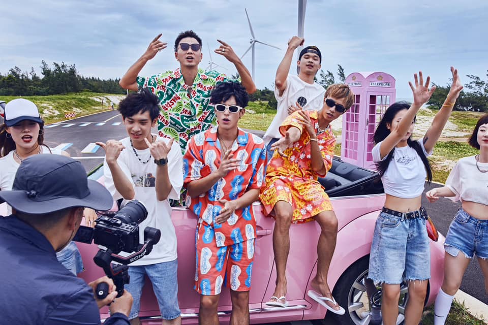 Vương Hạc Đệ khoe giọng cuốn hút trong MV 'Điệu Tango trên bờ biển', mở khóa vai trò mới: Vừa rap vừa đạo diễn cho sản phẩm âm nhạc đầu tay - Ảnh 2