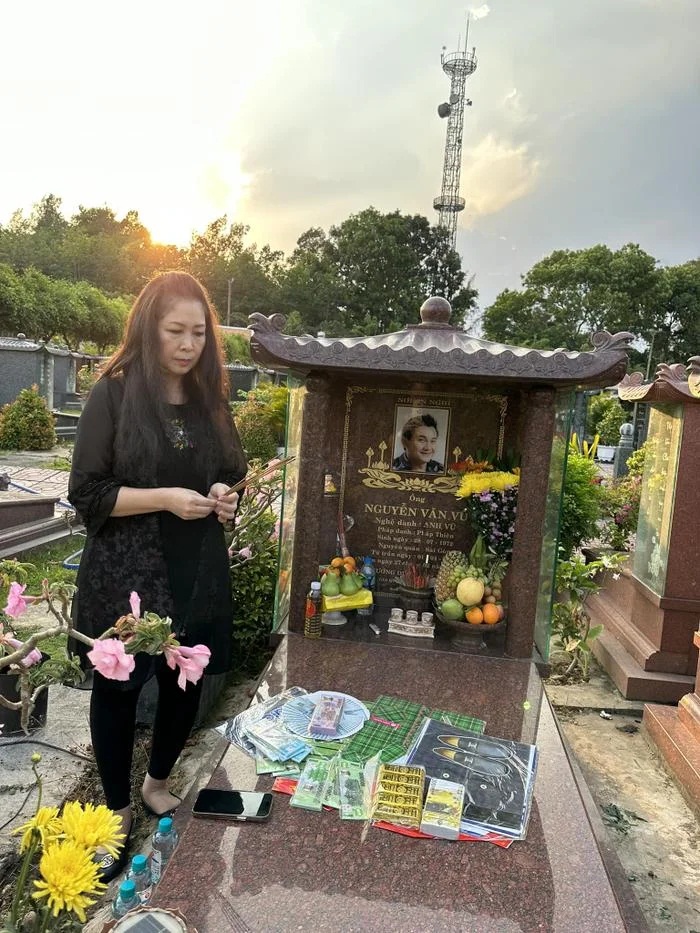 Đến thăm mộ người bạn diễn ăn ý, NSND Hồng Vân có những chia sẻ xúc động về cố nghệ sĩ Anh Vũ và Mai Phương - Ảnh 1