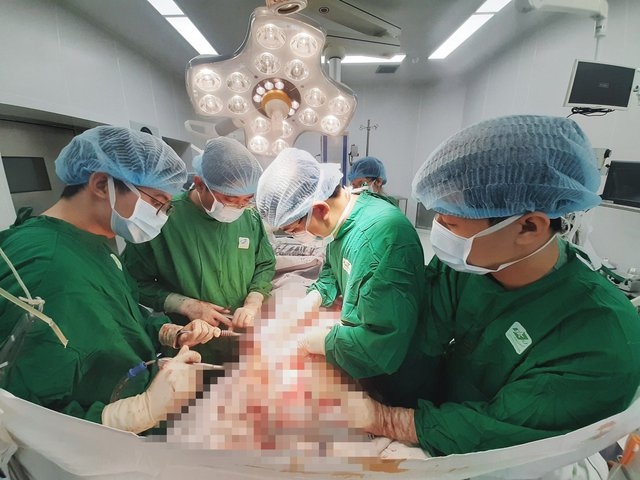 Cứu sống ngoạn mục bệnh nhân đa chấn thương bụng do bị dao đâm ở TPHCM - Ảnh 1