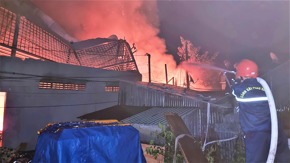 Cháy lớn ở An Giang: 6 căn nhà chìm trong biển lửa, 4 căn bị thiêu rụi hoàn toàn - Ảnh 1