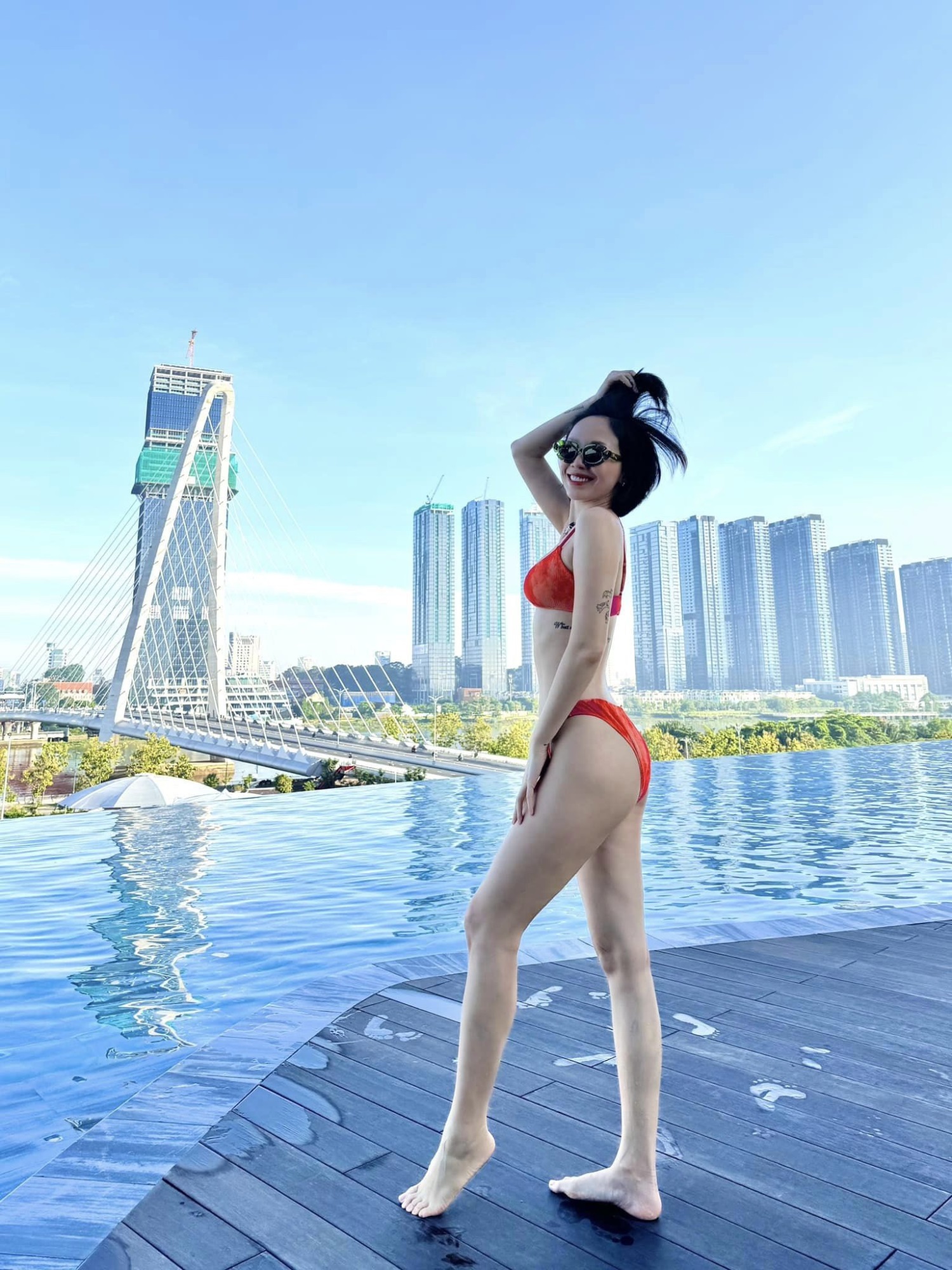 Cưới đại gia ngầm trong showbiz, ca sĩ Tóc Tiên chăm diện bikini siêu nhỏ, khoe vóc dáng nuột nà ở tuổi U40 - Ảnh 4