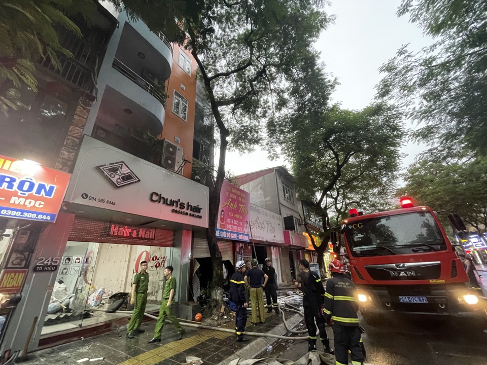 Lại cháy nhà ở kết hợp kinh doanh tại Hà Nội, hồi hộp giây phút giải cứu cụ bà 92 tuổi thoát khỏi tầng 2 đang cháy rực, khói bốc lên cao  - Ảnh 2