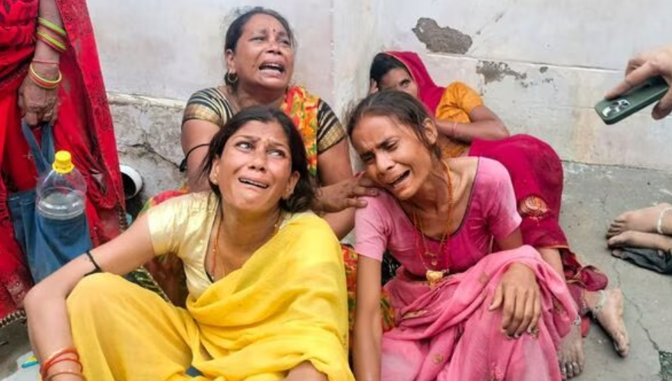 Thảm kịch giẫm đạp ở Ấn Độ: Phần lớn nạn nhân là phụ nữ, số người chết tăng lên 116 và hơn 80 người khác nhập viện - Ảnh 2