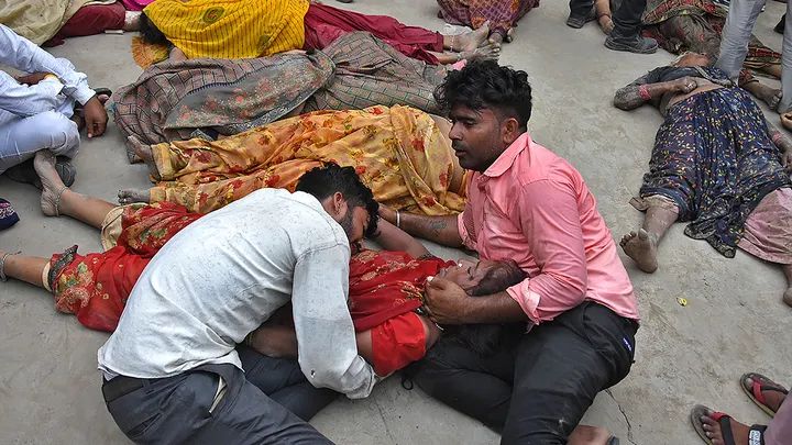 Thảm kịch giẫm đạp ở Ấn Độ: Phần lớn nạn nhân là phụ nữ, số người chết tăng lên 116 và hơn 80 người khác nhập viện - Ảnh 1