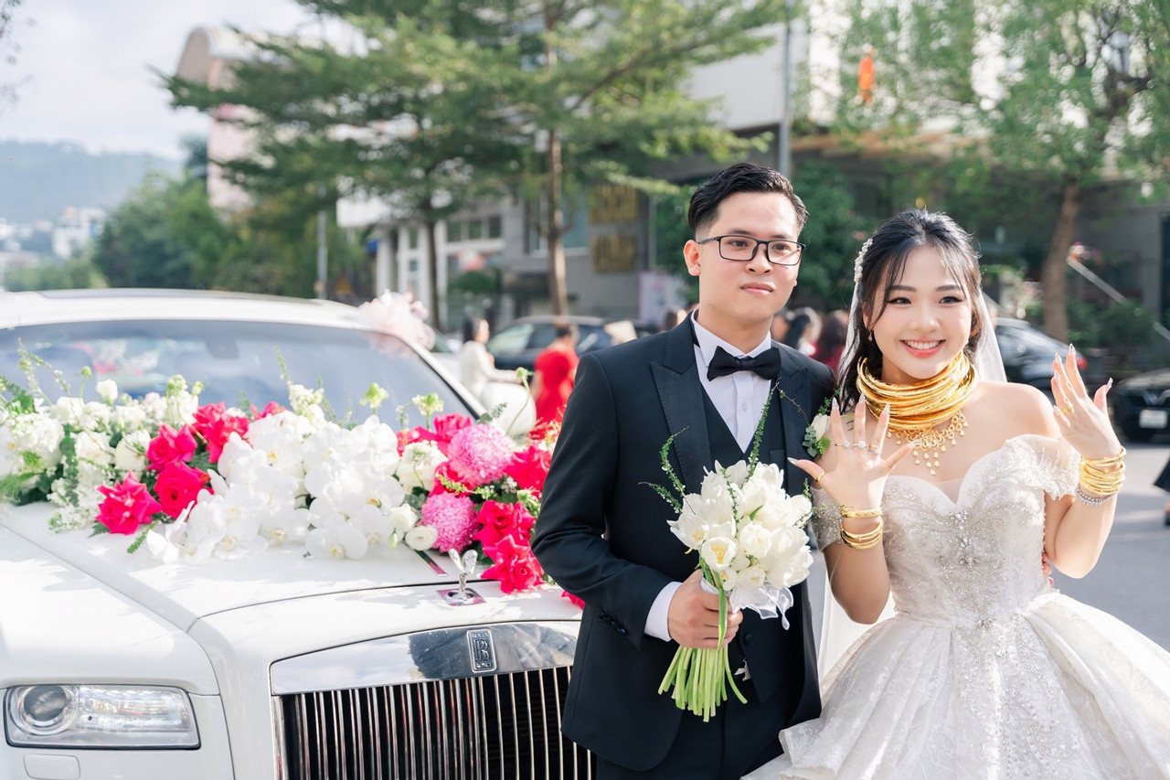 Choáng ngợp với siêu đám cưới ở Quảng Ninh: Cô dâu vàng đeo trĩu cổ, của hồi môn trên 60 tỷ, đãi khách mâm cỗ 28 triệu - Ảnh 1