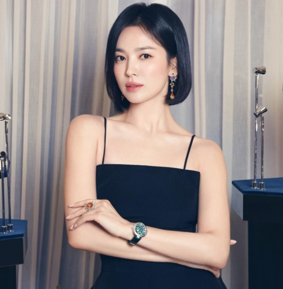 Song Hye Kyo chứng minh đẳng cấp nhan sắc “huyền thoại”, thu hút mọi ánh nhìn với vẻ đẹp quyền lực, sắc sảo như tài phiệt trong bộ ảnh mới - Ảnh 2
