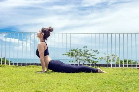 Những bài tập yoga bạn có thể thực hiện ngay tại nhà - Ảnh 6