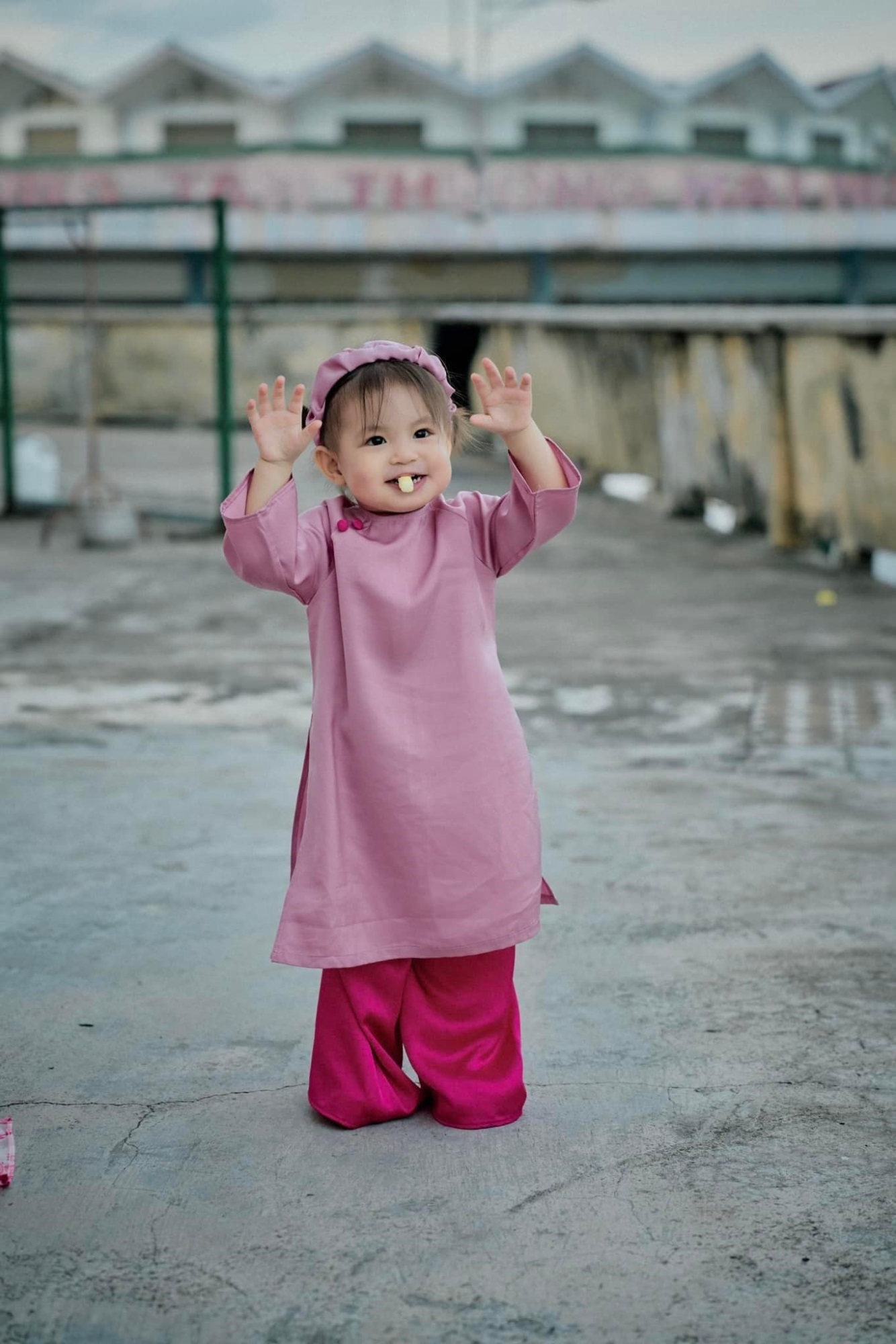 Cháu gái của chủ tịch tập đoàn may mặc nổi tiếng Việt Nam 'Pam yêu ơi' gây chú ý với bộ ảnh chụp áo dài Tết ở Nha Trang - Ảnh 1
