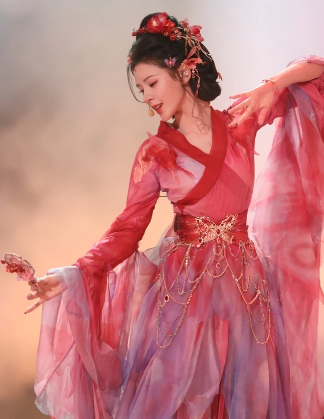Bị chê bai giọng hát, Hồng Chiêu Nguyện của Trương Dư Hi vẫn lọt top được nghe nhiều nhất trên nền tảng âm nhạc - Ảnh 3