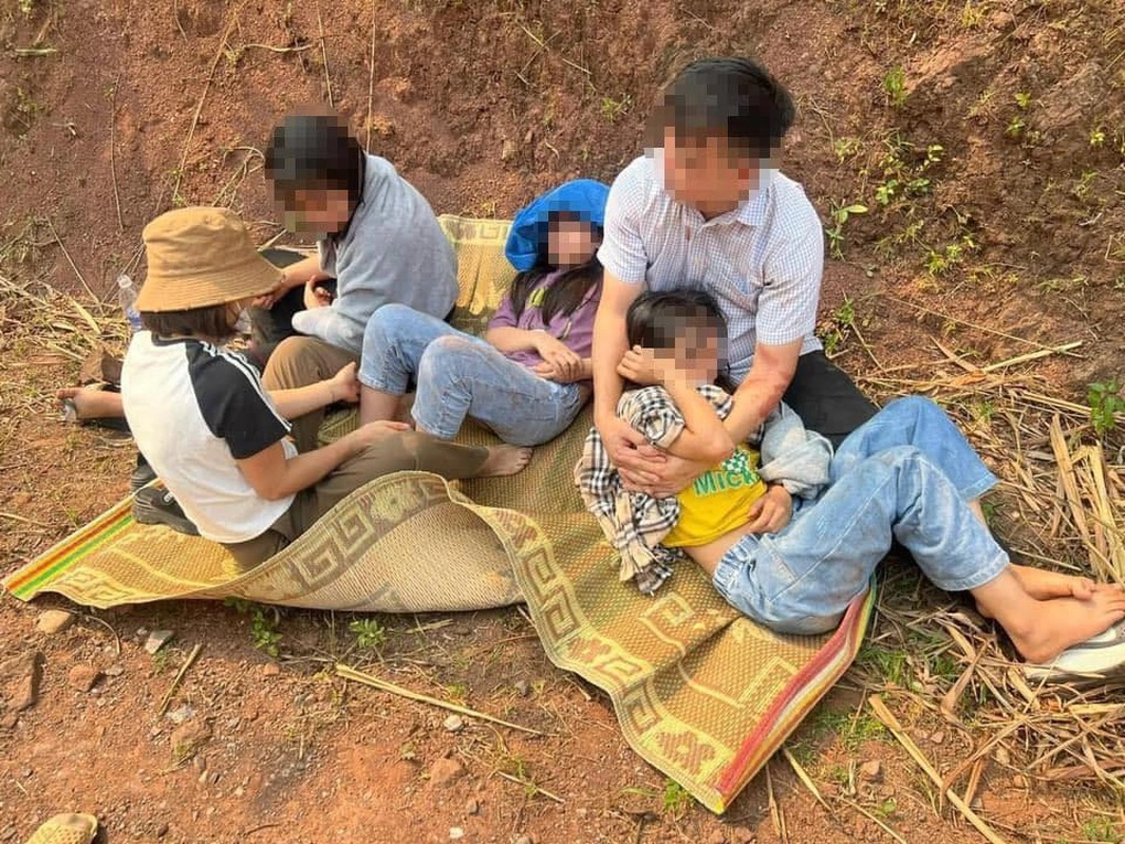Ô tô mất lái rơi xuống vực sâu ở Điện Biên, gia đình 5 người thoát chết kỳ diệu - Ảnh 2