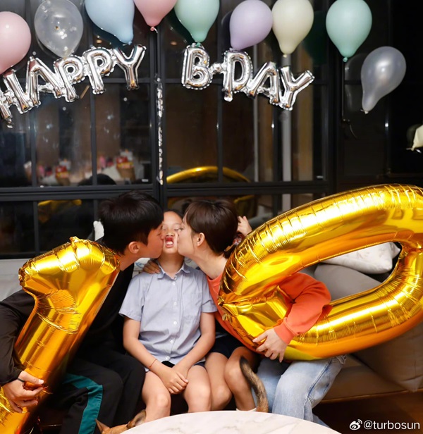Sinh nhật con gái tuổi lên 10, Đặng Siêu - Tôn Lệ quyết không bỏ qua truyền thống siêu lầy bằng nụ hôn 'lõm má' cục cưng - Ảnh 1