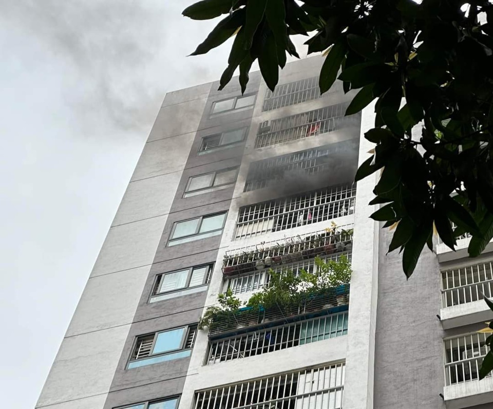 Nghệ An: Cháy căn hộ chung cư Tecco, cảnh sát phá cửa dập lửa - Ảnh 1
