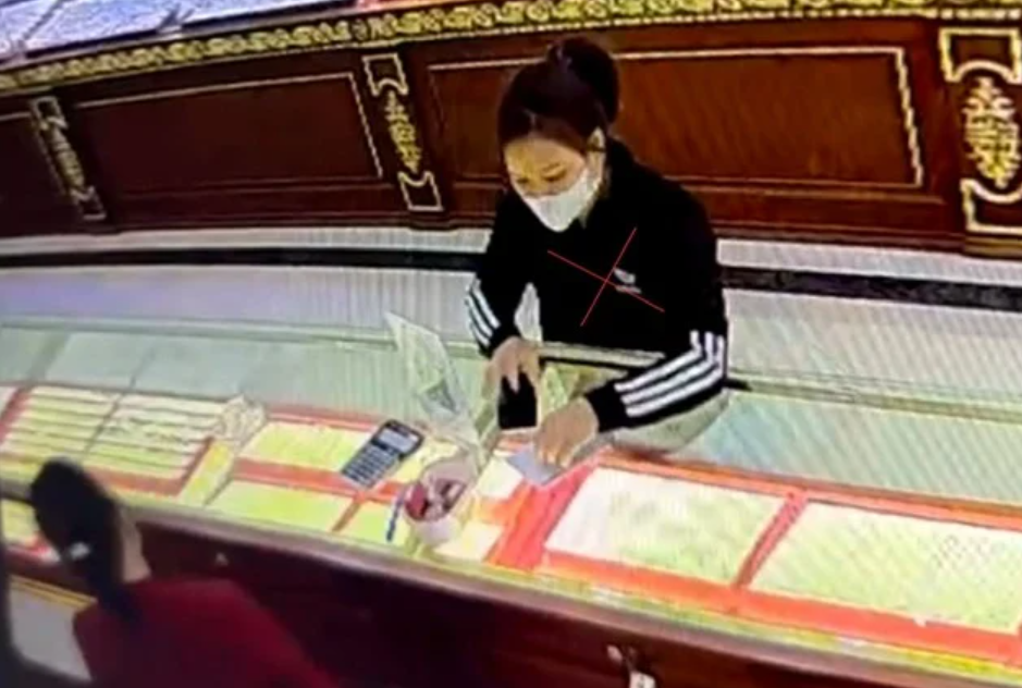 Cô gái trẻ cướp tiệm vàng tại Đô Lương - Nghệ An khai gì với công an? - Ảnh 1