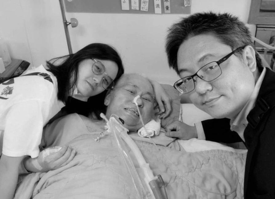 Cuộc sống hiện tại của 'vợ kém 40 tuổi Lý Khôn Thành' sau khi chồng qua đời: Chưa thể vượt qua cú sốc, lang thang ngoài  - Ảnh 2