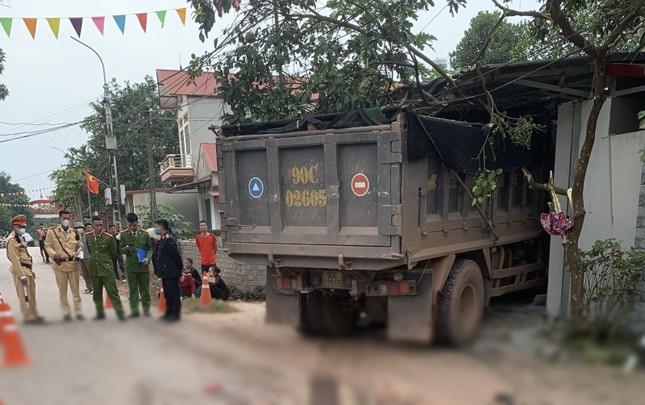 Nguyên nhân vụ ô tô lao vào quán làm tóc ở Bắc Giang khiến 1 người chết, 3 người bị thương - Ảnh 1