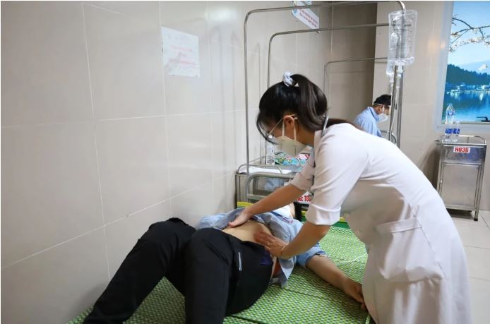 1 người chết, 18 người nhập viện sau khi ăn cỗ ở Thái Bình: Bác sĩ chỉ món khoái khẩu mang ổ bệnh - Ảnh 1