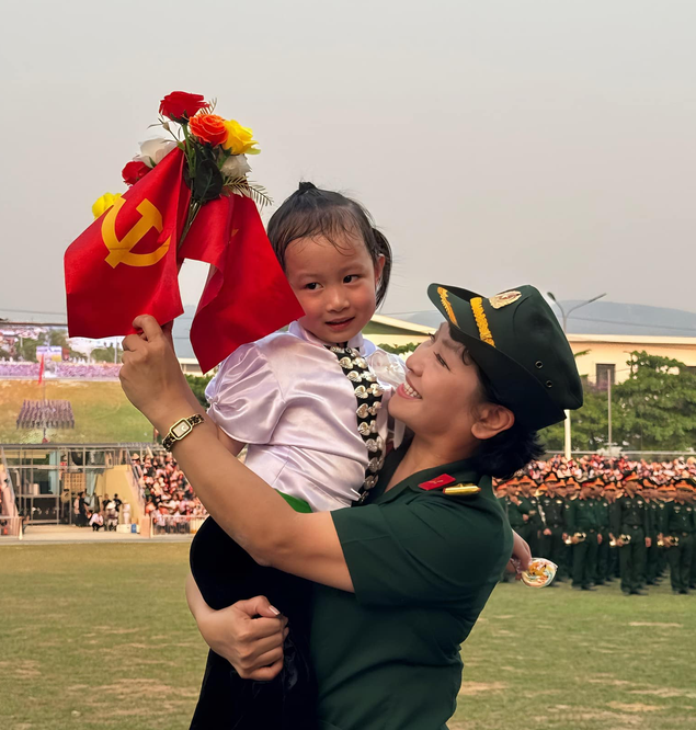 'Em bé tượng đài' ở Điện Biên Phủ 'gây bão' mạng xã hội: Khoảnh khắc khiến nhiều người không khỏi rơi nước mắt - Ảnh 5