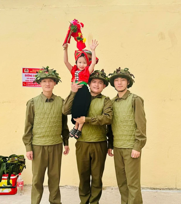 'Em bé tượng đài' ở Điện Biên Phủ 'gây bão' mạng xã hội: Khoảnh khắc khiến nhiều người không khỏi rơi nước mắt - Ảnh 3