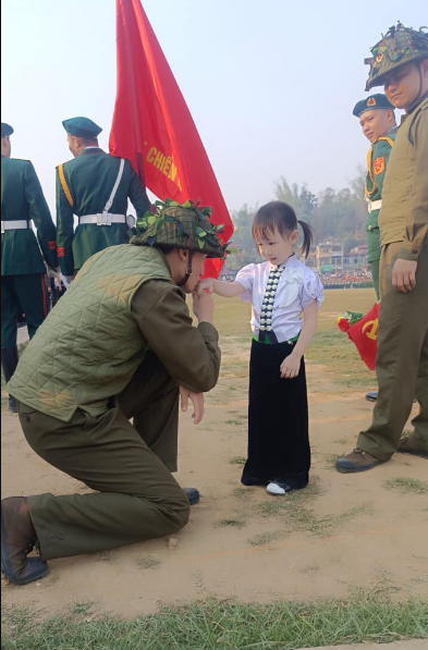 'Em bé tượng đài' ở Điện Biên Phủ 'gây bão' mạng xã hội: Khoảnh khắc khiến nhiều người không khỏi rơi nước mắt - Ảnh 4