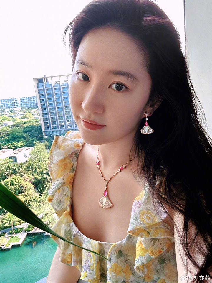 Lưu Diệc Phi 'gây bão' với loạt ảnh selfie, xứng danh 'biểu tượng của sắc đẹp tự nhiên' của Cbiz - Ảnh 5