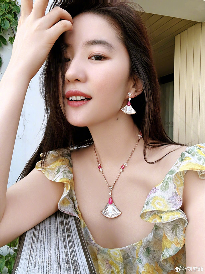 Lưu Diệc Phi 'gây bão' với loạt ảnh selfie, xứng danh 'biểu tượng của sắc đẹp tự nhiên' của Cbiz - Ảnh 6