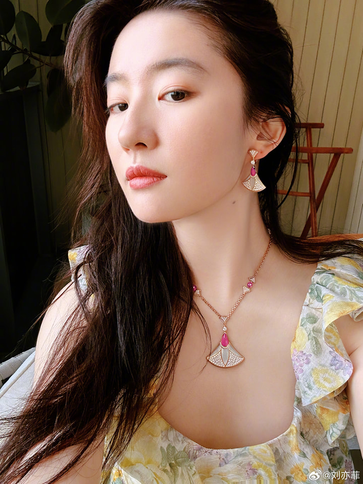 Lưu Diệc Phi 'gây bão' với loạt ảnh selfie, xứng danh 'biểu tượng của sắc đẹp tự nhiên' của Cbiz - Ảnh 7