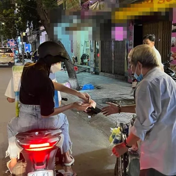 Hoa hậu Thuỳ Tiên đi xe máy làm từ thiện, ghi điểm bởi hình ảnh giản dị - Ảnh 1