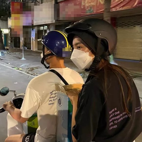 Hoa hậu Thuỳ Tiên đi xe máy làm từ thiện, ghi điểm bởi hình ảnh giản dị - Ảnh 2