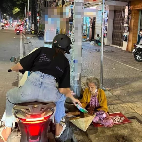 Hoa hậu Thuỳ Tiên đi xe máy làm từ thiện, ghi điểm bởi hình ảnh giản dị - Ảnh 4