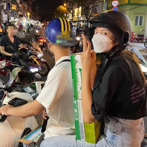 Hoa hậu Thuỳ Tiên đi xe máy làm từ thiện, ghi điểm bởi hình ảnh giản dị - Ảnh 5