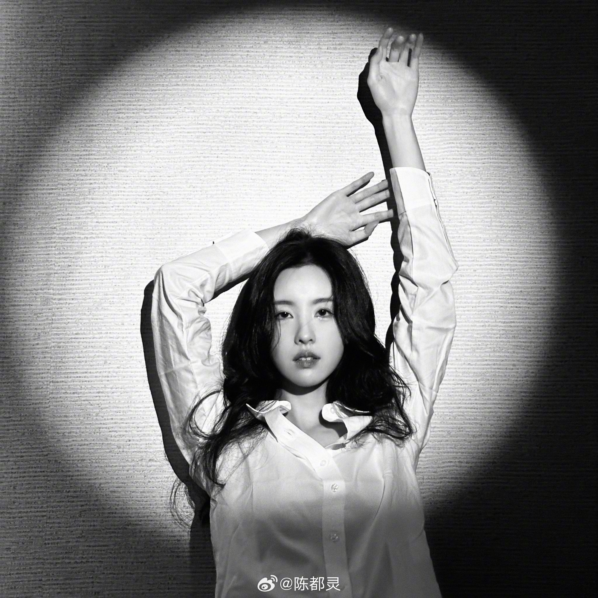 Trần Đô Linh khoe nhan sắc quyến rũ trong bộ ảnh đen trắng, được thực hiện với một đạo cụ duy nhất - Ảnh 3