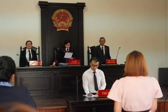 Phản ứng bất ngờ của Đặng Thùy Trang sau khi phiên tòa tạm hoãn, netizen đồng loạt gọi tên Nguyễn Thúc Thùy Tiên - Ảnh 5