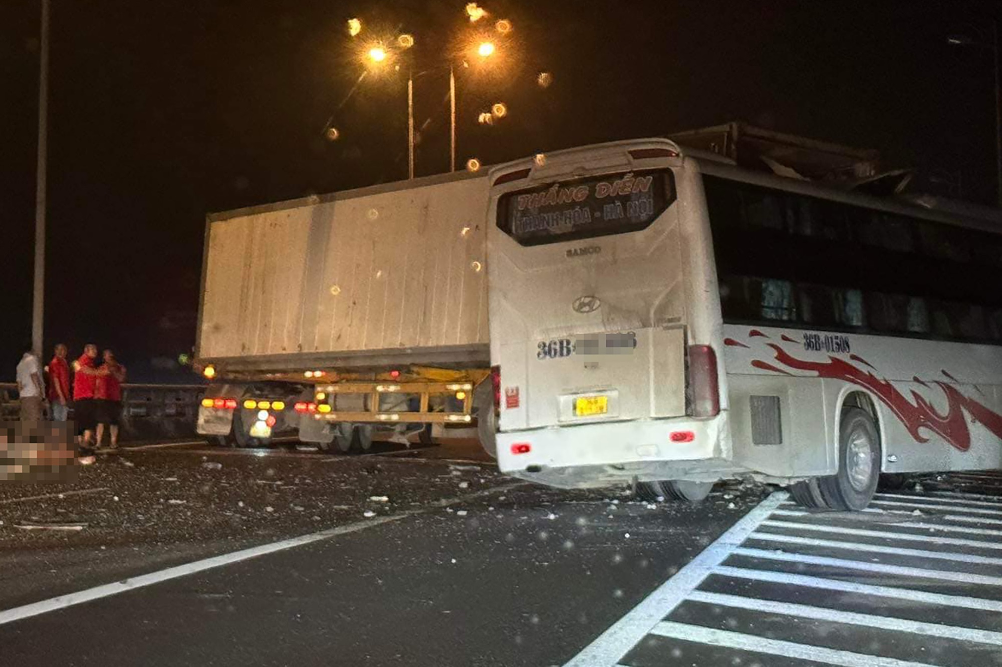 Xe khách đâm vào xe đầu kéo trên cao tốc Pháp Vân khiến 1 người tử vong thương tâm - Ảnh 2
