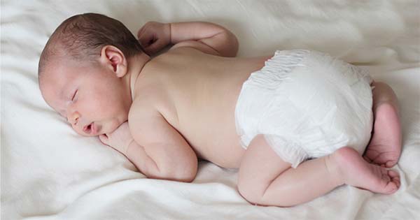 Tư thế ngủ của trẻ sơ sinh ảnh hưởng đến chiều cao và sức khỏe, mẹ thông minh nên thay đổi dáng ngủ cho con - Ảnh 1